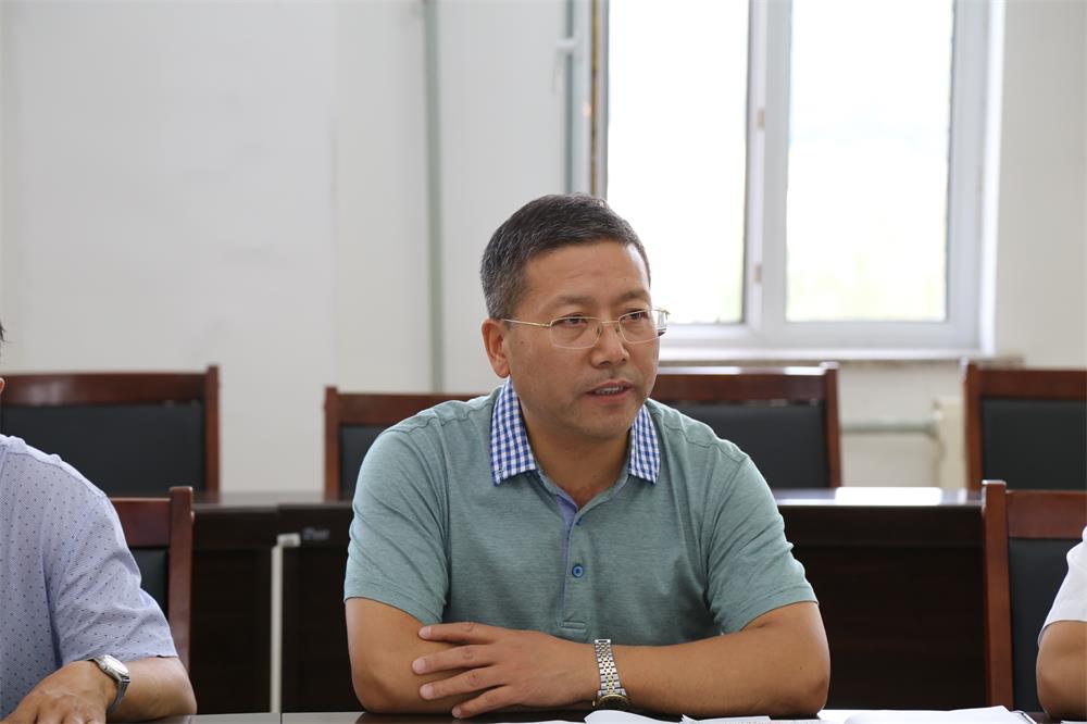 学院党委副书记徐彤宝主持会议